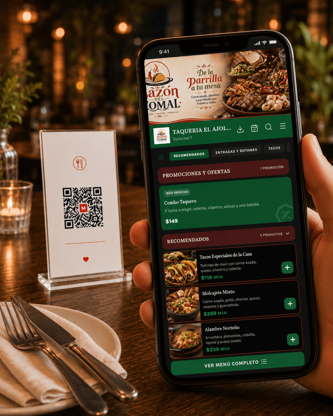 Comensal escaneando el código QR de la mesa y viendo el menú digital en su celular